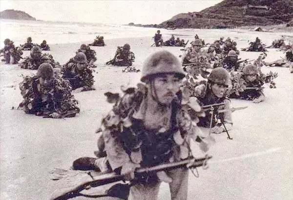 日本新型武器展示揭秘，小巷中的秘密武器店亮相展風(fēng)采